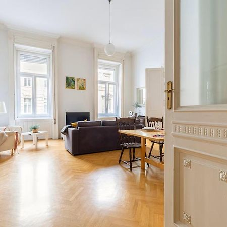 Bourgeois Elegance In The Heart Of Budapeszt Zewnętrze zdjęcie
